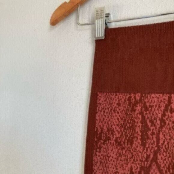 New Fabletics Boho High Rise Athletic Ribbed Seamless Snakeskin 7/8 Leggings - Picture 14 of 14